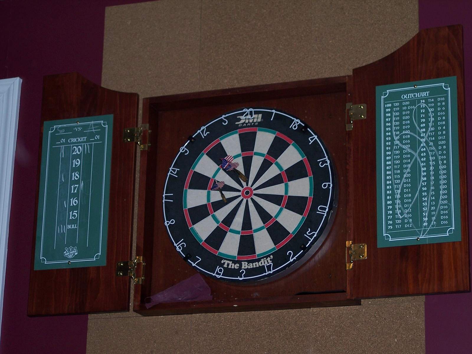 Dartbord in een houten kast