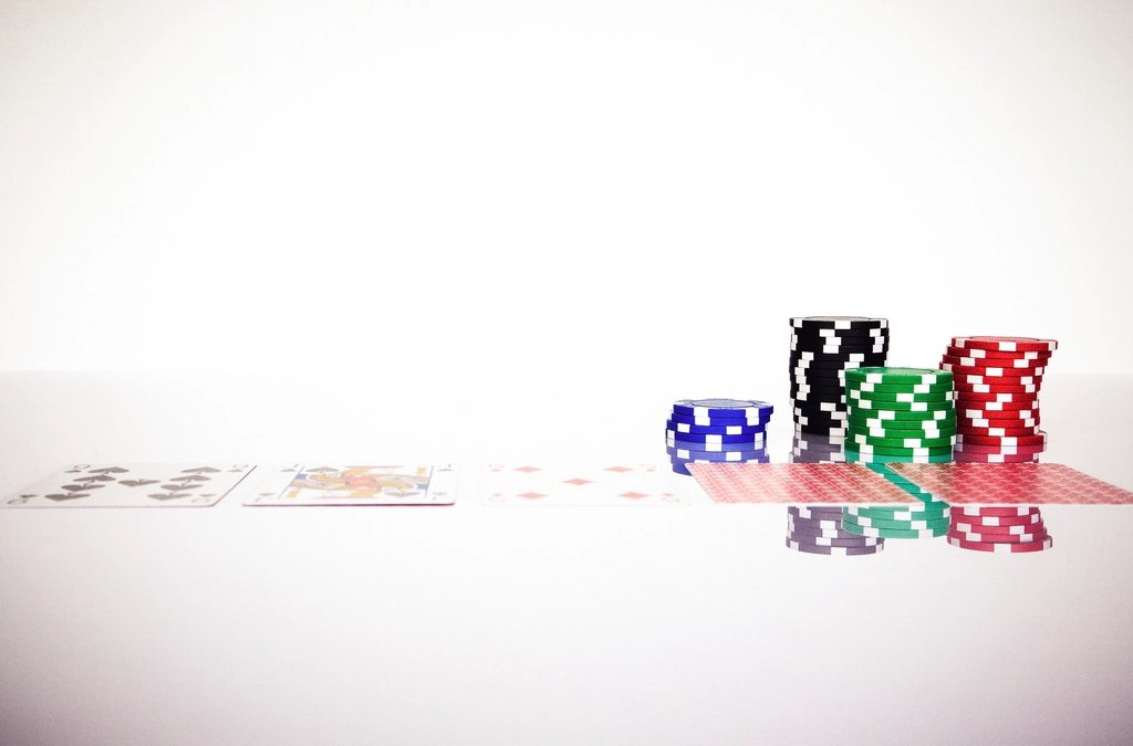 Stapels pokerfiches naast speelkaarten